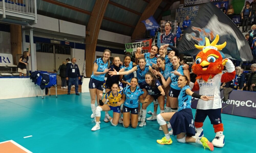 Chieri squadra di volley femminile con la maglia europea