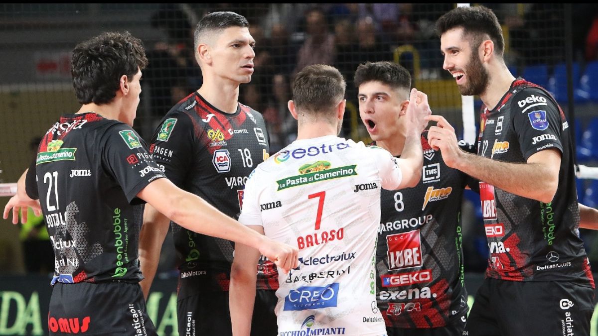 Esultanza Lube (squadra della Superlega di volley maschile)