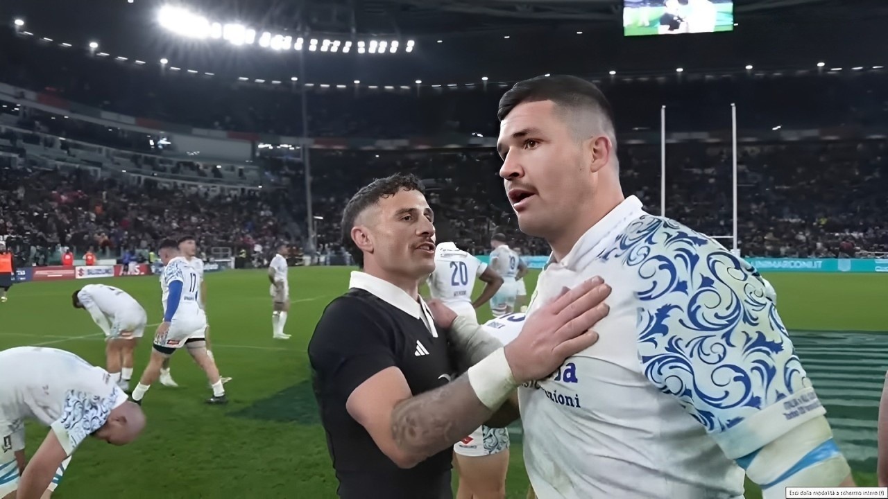 Sebastian Negri e TJ Perenara a fine partita (Rugby, Autumn Nations Series. Italia vs Nuova Zelanda. 23/11/2024)