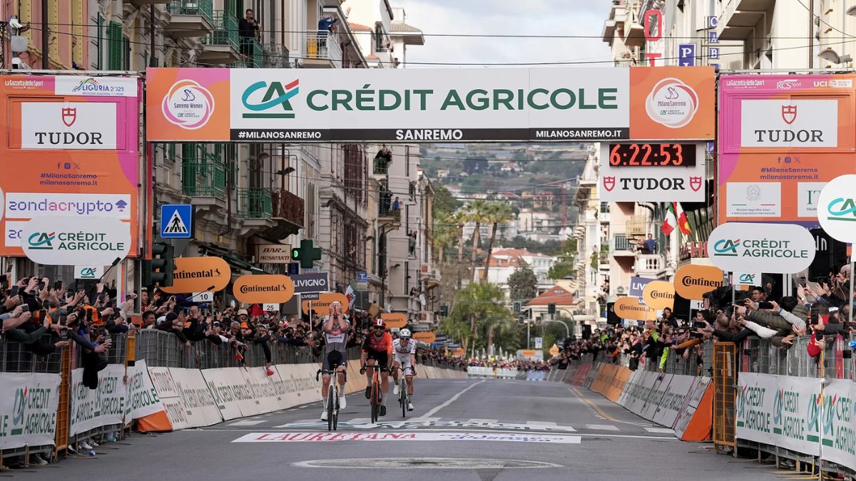 Milano Sanremo 2025 Van Der Poel al traguardo